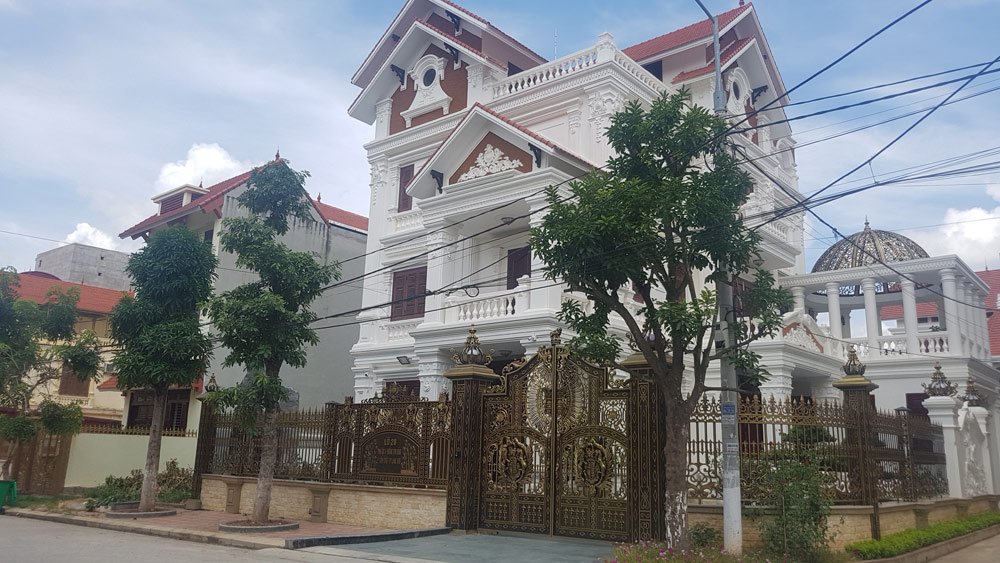 Vài năm trở lại đây, hàng chục tòa biệt thự cao cấp đua nhau mọc lên tại khu đô thị Phú Lộc 4 ở phường Vĩnh Trại, TP Lạng Sơn, tỉnh Lạng Sơn.