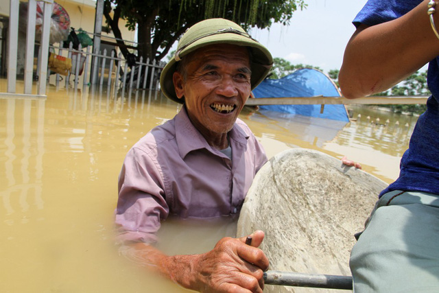 Cụ Nguyễn Văn Hiểu, một vị cao niên ở làng Bùi Xá, cho biết, nước ngập 3 hôm nay gây ra nhiều thiệt hại về tài sản, hiện nhà cụ vẫn ngập sâu, phải sinh hoạt trên thuyền.