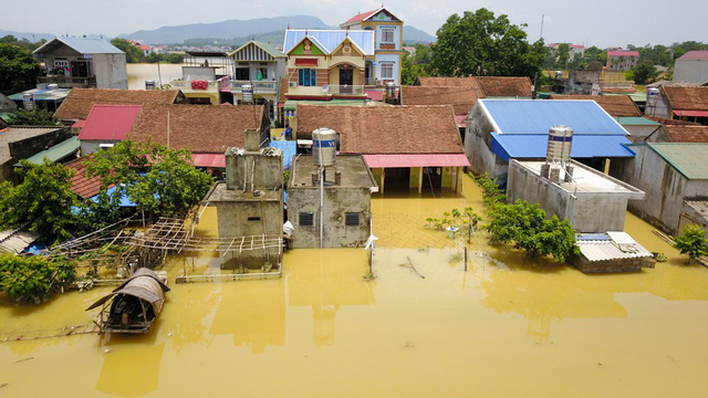 Dù có kinh nghiệm nhiều năm sống chung với lũ nhưng đợt ngập lụt này, làng Bùi Xá còn rất ít hộ gia đình ở lại.