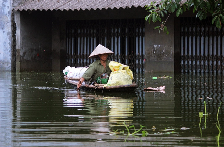 Ứng phó với ngập lụt, nhiều gia đình đã đóng cửa nhà để di tản tạm thời đến nhà của anh chị em, họ hàng ở vùng khác không có lũ.