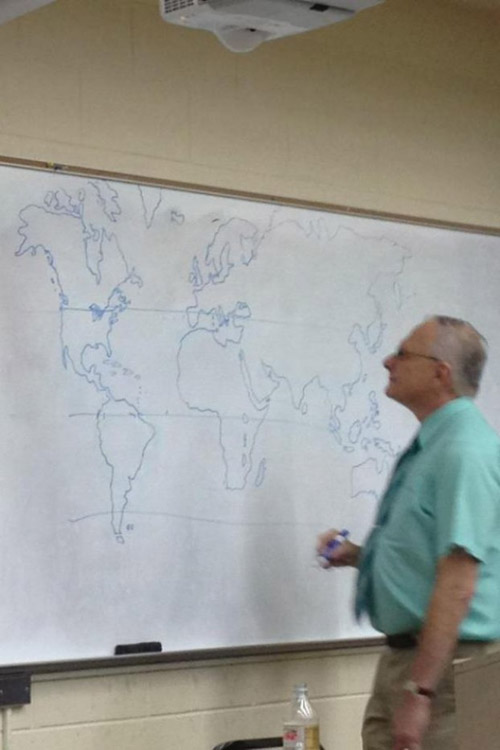Học sinh khoe ảnh trên mạng xã hội với nội dung: "Nếu không có bản đồ, thầy giáo của tôi sẽ tự vẽ một cái".