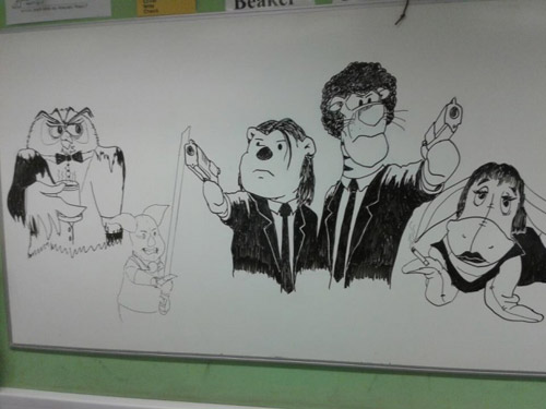 Trong lúc học sinh làm bài kiểm tra, thầy tranh thủ vẽ các nhân vật phim nhân vật trong "Winnie the Pooh".