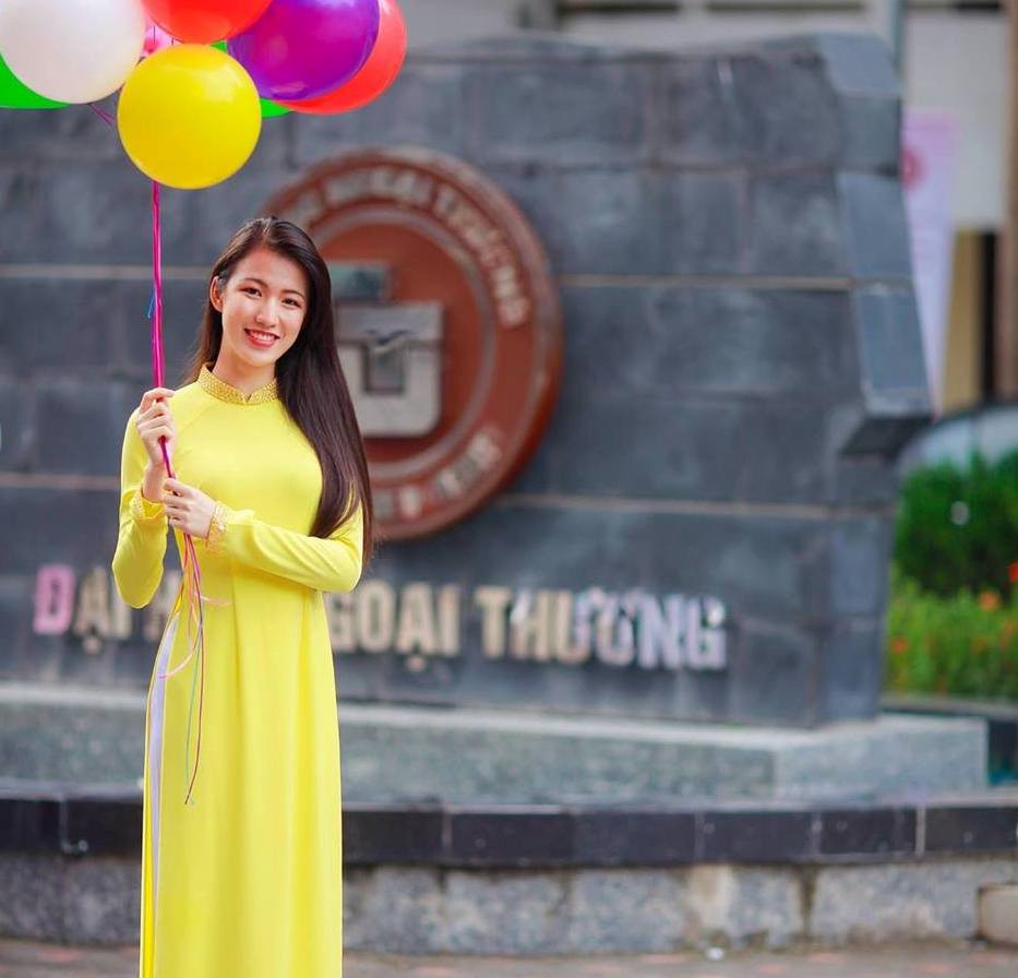 Vũ Tuyết Trang (24 tuổi, Hà Nội) là biên tập viên Đài Truyền hình Việt Nam, từng là một trong những gương mặt tiêu biểu của Đại học Ngoại thương và đang tham gia cuộc thi Hoa hậu Việt Nam 2018.