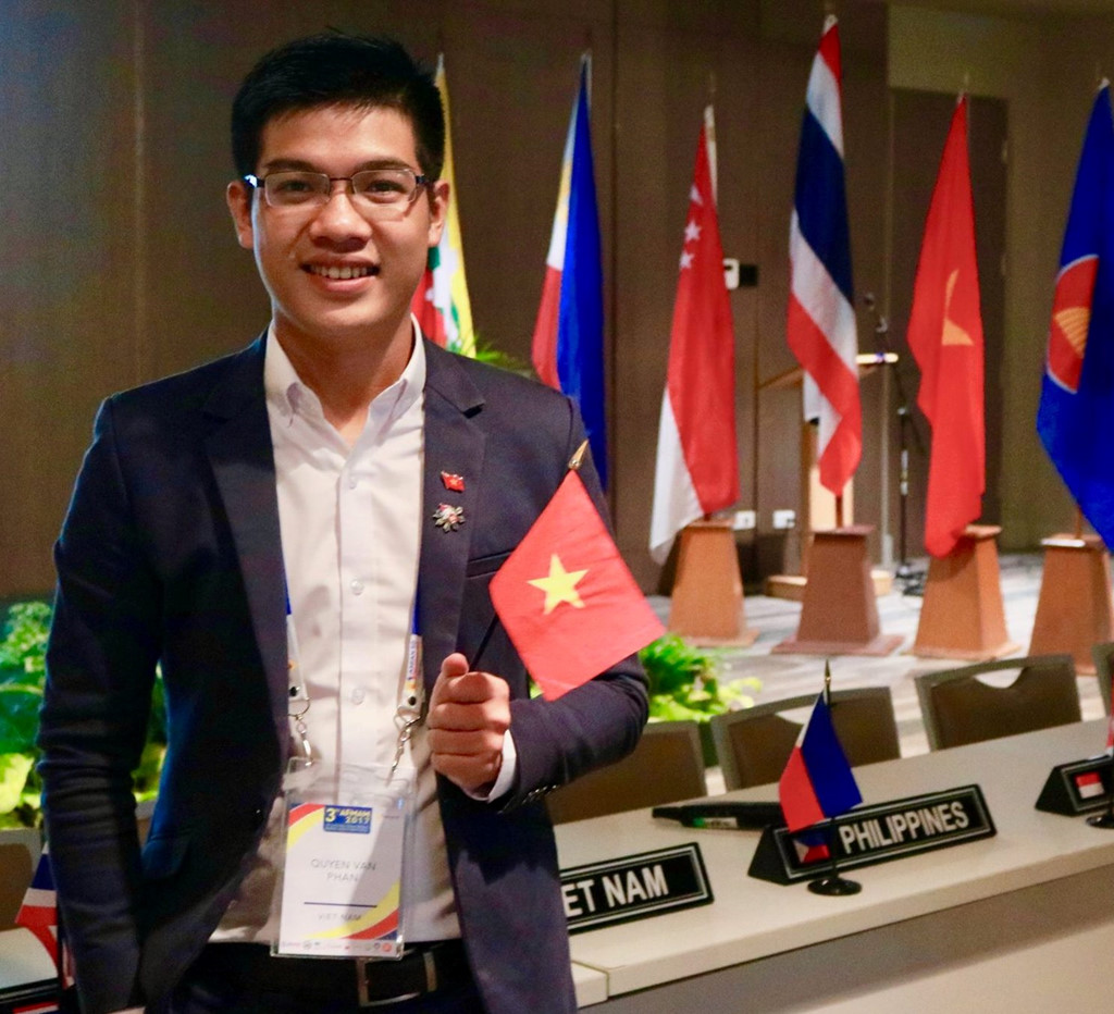 Phạm Văn Quyền (23 tuổi, TP HCM) hiện là giám đốc sáng tạo Công ty Thiết kế Sáng tạo JOS Creative, là một trong 7 đại biểu của Việt Nam đã tham dự AFMAM 2017 tại Manila, Philippines.