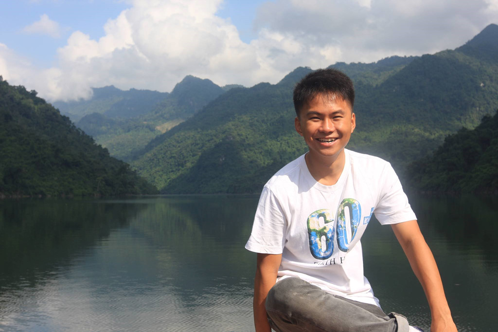 Lê Duy Hoàng (22 tuổi) vừa tốt nghiệp Đại học Khoa học Tự nhiên - Đại học Quốc gia Hà Nội, là chàng trai tự tin, nặng động, yêu thích tham gia các hoạt động xã hội vì cộng đồng. (Nguồn: Zing.vn)