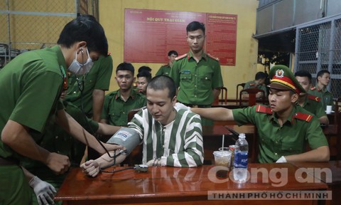 Trước giờ tiêm thuốc, một thành viên thuộc Hội đồng thi hành án kiểm tra tình trạng sức khỏe của Nguyễn Hải Dương.