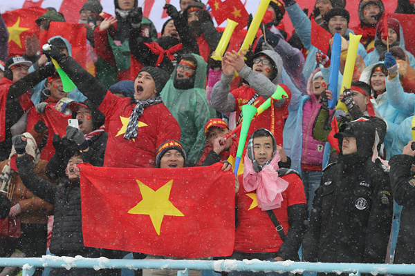 Fan Việt Nam không bớt nhiệt khi 2 hiệp chính kết thúc.