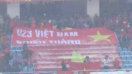 Bất chấp điều kiện thời tiết không thuận lợi, các fan hâm mộ Việt Nam đến Trung Quốc vẫn chứng tỏ được tình yêu bóng đá, tình yêu dành cho đội tuyển.