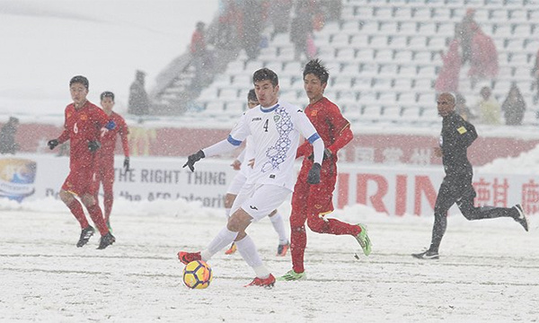 Thực tế trong hiệp 1 đã cho thấy đá bóng trên tuyết khó như thế nào, đặc biệt là đối với U23 Việt Nam, đội bóng có lẽ cả đời chỉ đá trên tuyết một lần này.