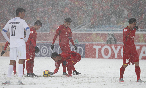 Các cầu thủ U23 Việt Nam dọn tuyết chuẩn bị cho tình huống sút phạt của Quang Hải, cơ hội tốt nhất trận đấu này của đội.