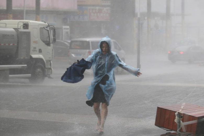 Cơn bão đã tiến gần đến khu vực đồng bằng Châu Giang, nơi 120 triệu người sinh sống. Các thành phố lớn của Trung Quốc như Hồng Kông, Quảng Châu, Thâm Quyến, Châu Hải và Macau đều nằm trong vùng bị ảnh hưởng, theo Đài quan sát Hồng Kông. (Ảnh: Reuters)