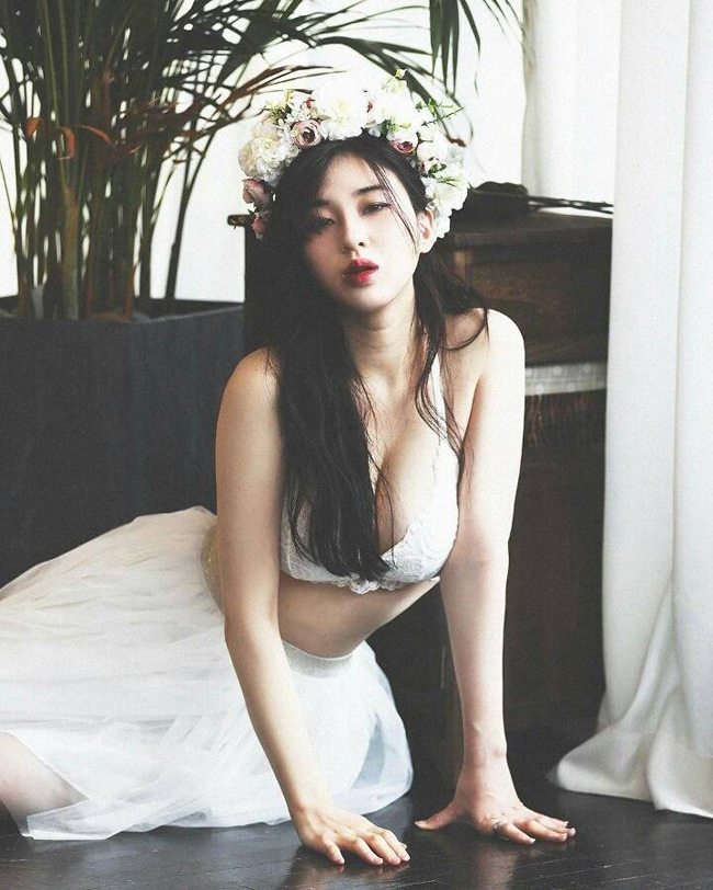 Nhiều cư dân mạng Hàn Quốc gọi Kim Woo Hyun là "cô dâu gợi cảm nhất" sau khi cô tung ra bộ hình phong cách cô dâu sexy.