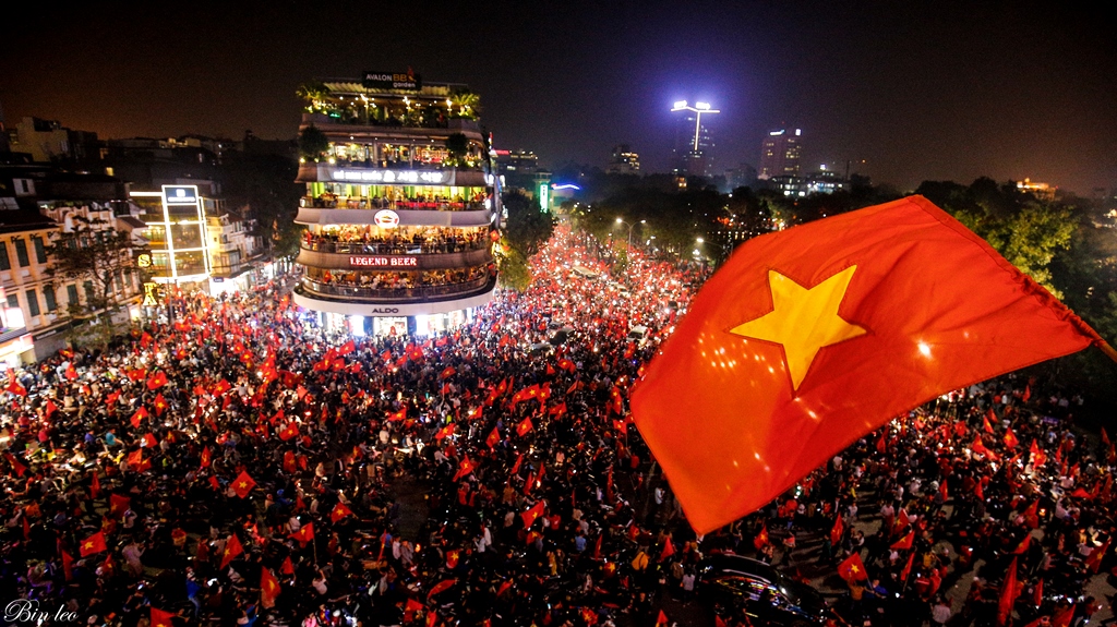 Một trong những hình ảnh đẹp nhất sau khi kết thúc trận đấu của những người hâm mộ Việt Nam tại quảng trường Đông Kinh Nghĩa Thục cạnh Bờ Hồ. (Ảnh: VnMedia)