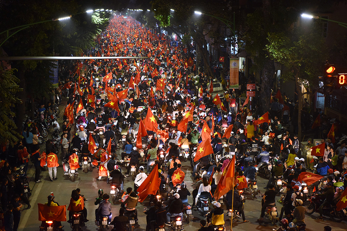 Đến nửa đêm qua, người hâm mộ khắp nơi vẫn đổ vào trung tâm Hà Nội, đông nghịt trên những tuyến đường vào. (Ảnh: VnExpress)