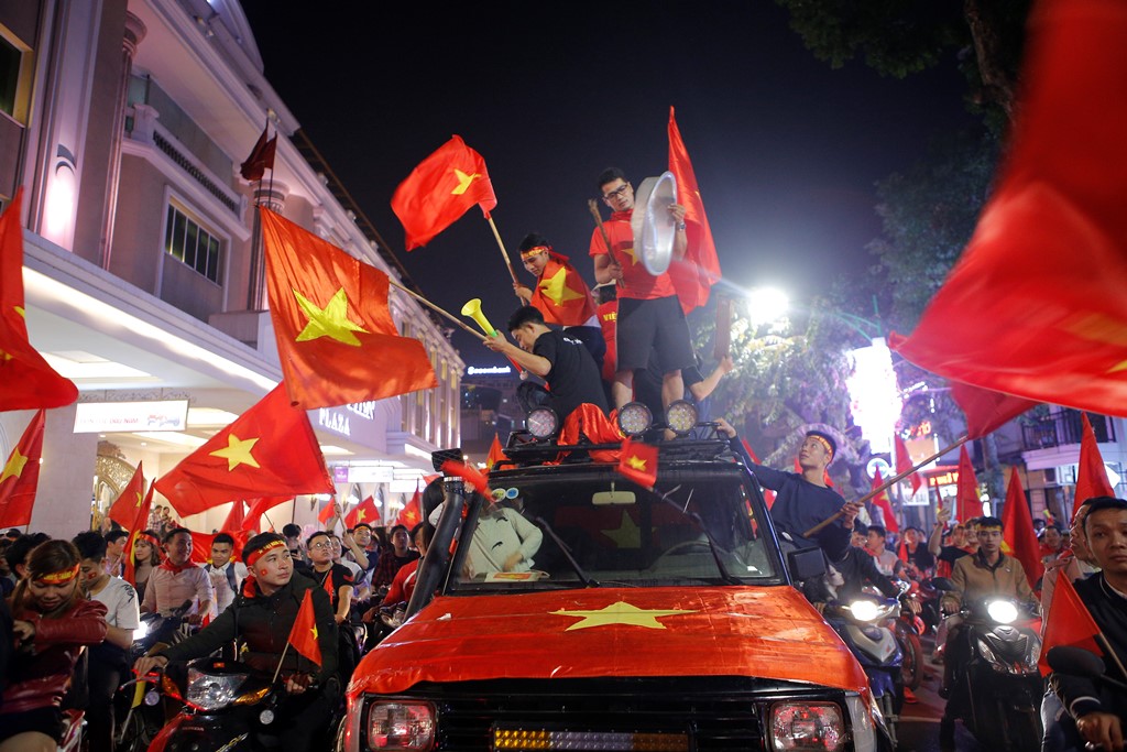 Có những chiếc xe trang hoàng lộng lẫy bằng cờ Việt Nam. (Ảnh: VnMedia)