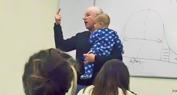 Một sinh viên mang theo con nhỏ tới lớp. Khi đứa trẻ bắt đầu khóc, thầy giáo này vừa dỗ dành bé hộ và vừa tiếp tục bài giảng.