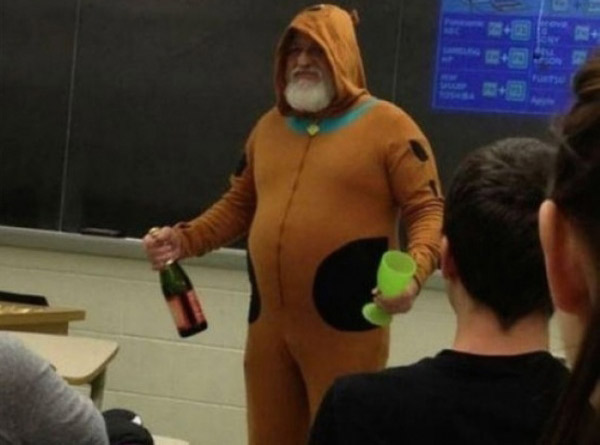 Thầy giáo hóa trang thành chú chó Scooby Doo mang những chai sâm-banh để động viên trò cố gắng ôn luyện chăm chỉ.