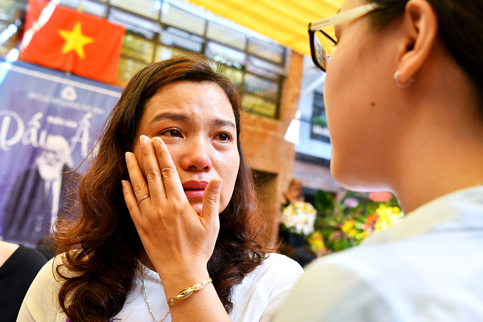 Cô Nguyễn Bích Thủ đã dạy tại trường Lương Thế Vinh hơn 10 năm, xúc động khi kể lại những kỷ niệm về thầy Văn Như Cương.