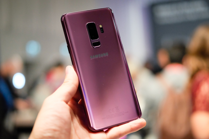 Galaxy S9 không có camera kép như Galaxy S9 Plus. Trên S9 Plus, cụm camera đôi 12 megapixel (1 ống kính tiêu chuẩn và 1 ống kính tele) được đặt nằm dọc thay vì nằm ngang như trên Note8.