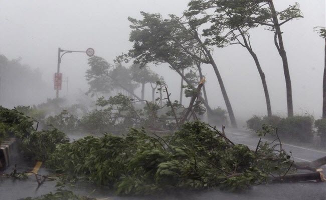 Tâm bão số 3 chỉ còn cách đất liền các tỉnh từ Thanh Hoá đến Quảng Bình 170 km