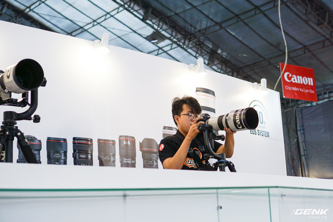 Nhân dịp triển lãm, Canon cũng đưa ra những mức ưu đãi khủng khi mua sản phẩm Canon lên đến 49%, đồng thời kiểm tra và bảo dưỡng máy ảnh, ống kính Canon miễn phí.