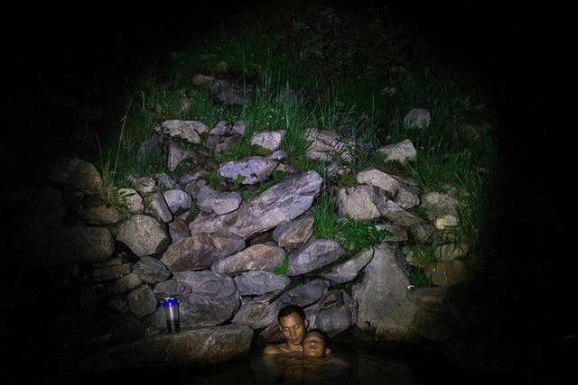 Cùng thư giãn trong một suối nước nóng tự nhiên tại Zheduotang, Garze, Tứ Xuyên.