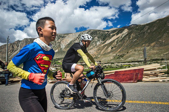 Ngày thứ 16 trong cuộc hành trình, xích xe của Runxi bị đứt và không thể sửa chữa. Wang và cậu con trai đành thay phiên nhau đạp xe đạp và chạy bộ suốt 19 km.