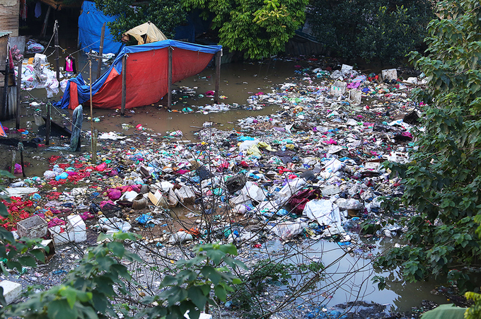 Dọc bờ sông Hồng đoạn giáp chợ đêm Long Biên, rác ùn ứ dày đặc vô cùng ô nhiễm.