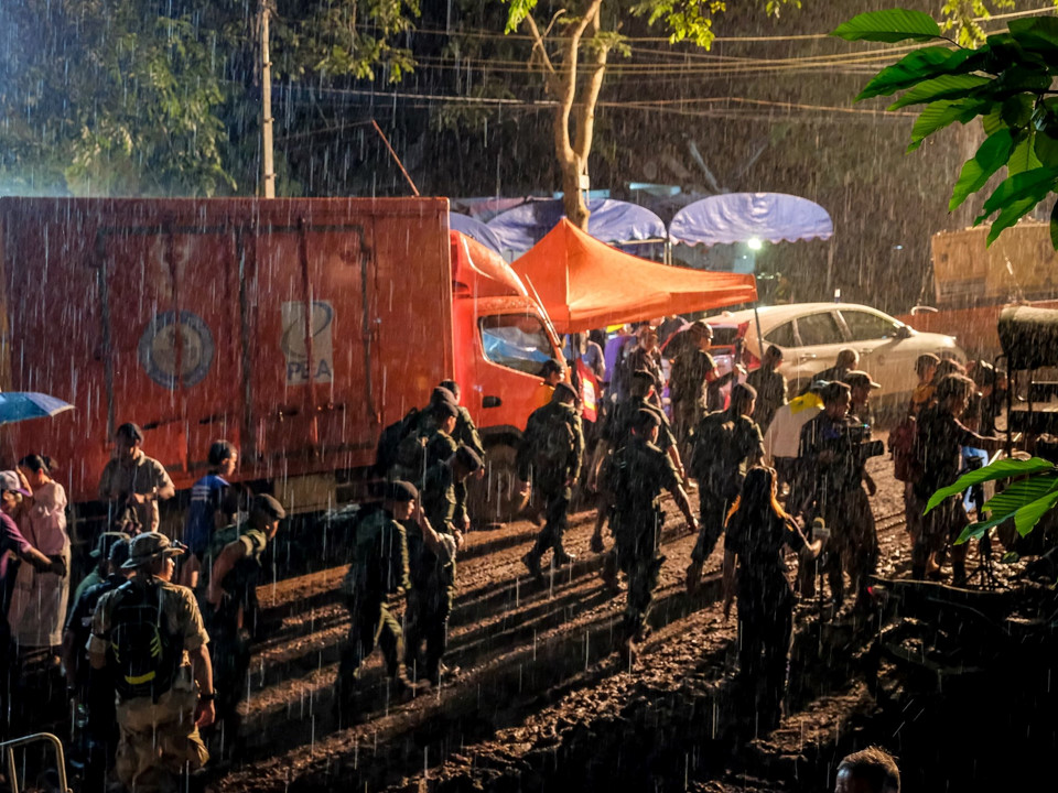 Lực lượng cứu hộ đã trải qua 9 ngày liên tục không nghỉ nhưng 13 người của đội bóng Thái mắc kẹt dưới hang vẫn chưa được tìm thấy.