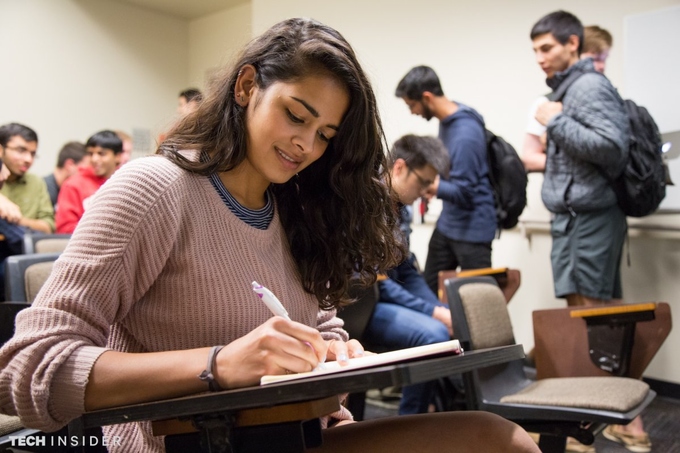 Ở lớp Thực tế ảo, Aashna Mago, sinh viên năm ba, "ngôi sao" đang nổi trong lĩnh vực này tại Thung lũng Silicon, tập trung làm bài. Aashna từng nghiên cứu sinh học phân tử tại Princeton năm 15 tuổi.