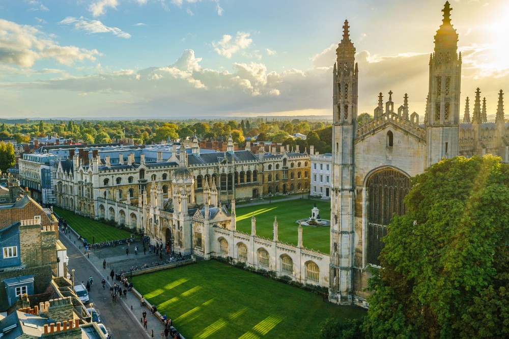 1. Đại học Cambridge (Cambridge, Anh): Cambridge gồm 31 trường đại học thành viên, được thiết kế theo lối kiến trúc độc đáo với mỗi công trình mang phong cách đặc trưng riêng, là địa điểm không thể bỏ qua của du khách khi đến với nước Anh xinh đẹp.