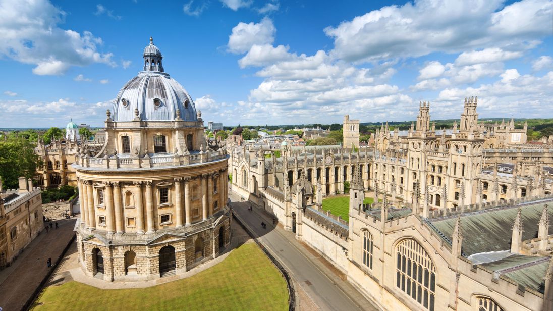 4. Đại học Oxford (Oxford, Anh): Được thành lập năm 1167, đây là trường đại học lâu đời nhất tại các nước nói tiếng Anh, mang nét kiến trúc đặc trưng từ Saxon cổ đại đến Palladian. Đại học Oxford có rất nhiều công trình nổi tiếng như cây cầu Sighs, nhà thờ Meadow...