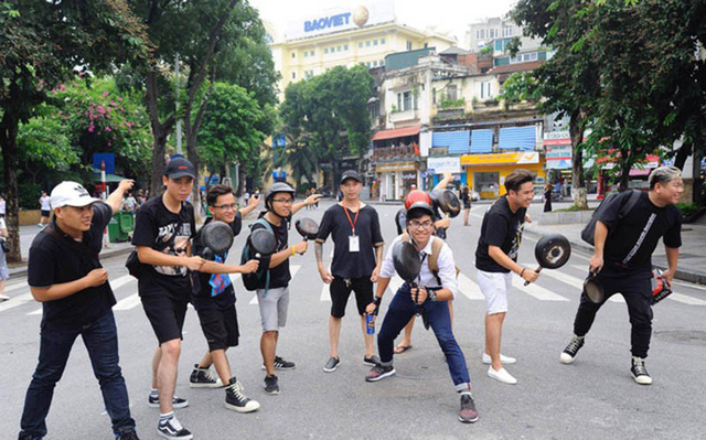 Ở TP HCM, hàng trăm bạn trẻ tham gia “Cầm chảo chạy quanh phố đi bộ Nguyễn Huệ”. Bên cạnh sự ủng hộ, đồng tình vì vui thì trào lưu này nhận được nhiều ý kiến trái chiều cho rằng sự kiện vô nghĩa và rỗi hơi.