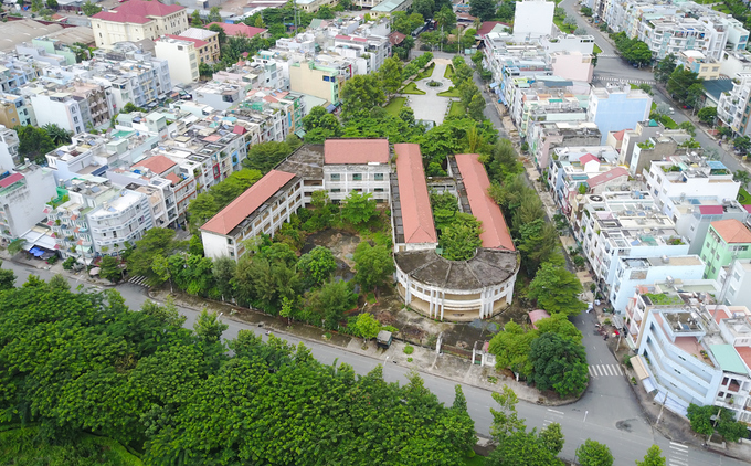 Trường Tiểu học Trần Văn Kiểu (tên cũ là Phú Định) ở quận 6, TP HCM được đưa vào sử dụng tháng 9/2004, kinh phí xây dựng gần 20 tỷ đồng, diện tích 6.500 mét vuông, có 3 dãy nhà 2 lầu với khoảng 40 phòng học.