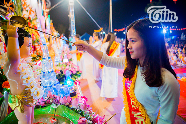 Để chuẩn bị cho sự kiện, chùa Ninh Tảo được trang hoàng bởi hàng nghìn ngọn đèn, hoa đăng tỏa sáng lung linh.