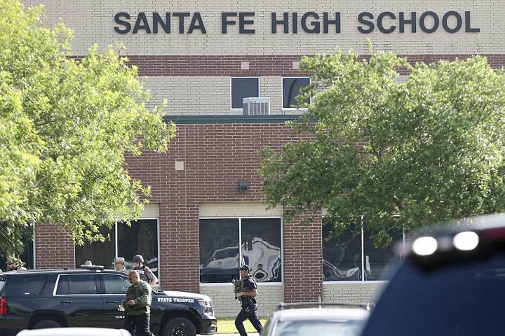 Trường trung học Santa Fe (bang Texas) trải qua giây phút đau thương nhất lịch sử của mình ngày hôm qua 18/5.