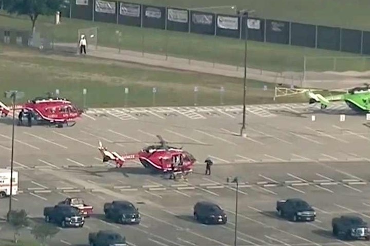 Máy bay trực thăng cứu thương đậu trên bãi đỗ ở trường Houston gần đó.