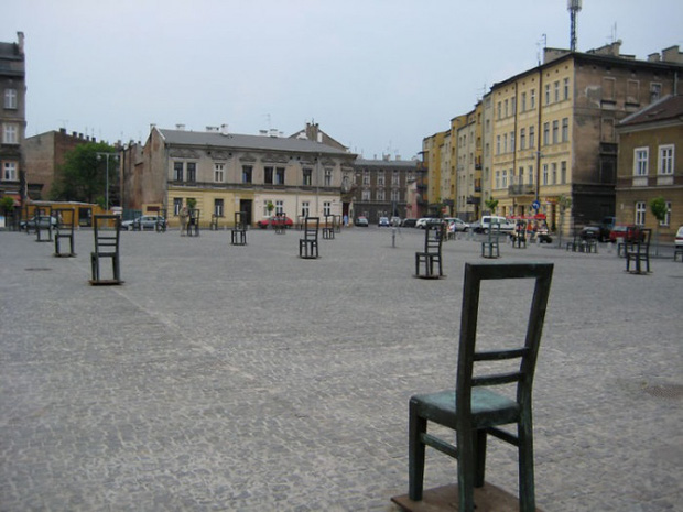 Chairs for 1000 Jews ở Krakow (Ba Lan) hay "Những chiếc ghế của người Do Thái", là một trong những tác phẩm điêu khắc hội họa nói về cuộc sống khó khăn của những người Do Thái ở khu ổ chuột nhiều năm trở về trước.