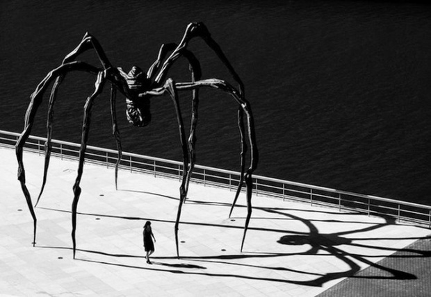 Maman Spider ở Tokyo (Nhật Bản) tạo từ các kim loại như đồng, thép và đá cẩm thạch. Tác phẩm được nghệ sĩ Louise Bourgeois tạo nên vào năm 1999, mang ý nghĩa tượng trưng cho tình cảm thiêng liêng mà Louise muốn gửi đến người mẹ và cũng là người bạn thân nhất trong cuộc đời của bà.