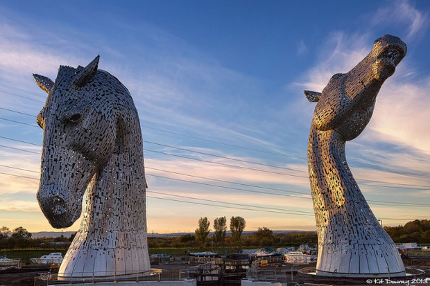 The Kelpies (Scotland) là tác phẩm mất 7 năm mới hoàn thành. Bức tượng được lấy cảm hứng từ hình ảnh chịu thương chịu khó, đã trở thành truyền thống của đất nước Scotland.