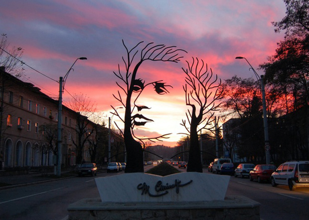 Mihai Eminescu là một trong những nhà thơ nổi tiếng và có tầm ảnh hưởng nhất trong lịch sử văn hóa Romania. Người ta đã dựng nên một tượng đài tưởng niệm ông tại TP Onesti (Romania) để tưởng nhớ ông.