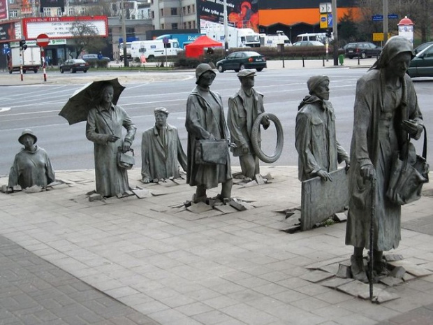 The Anonymous Pedestrians tại Wroclaw (Ba Lan) còn gọi là "Những kẻ bộ hành vô danh", là một tác phẩm điêu khắc nổi tiếng của đất nước Ba Lan.