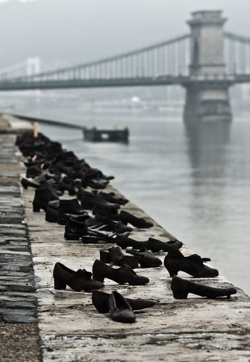 The Shoes tại thủ đô Budapest (Hungary) được hoàn thành vào năm 2005. 60 đôi giày cổ với màu sắt hoen gỉ nằm trên bờ sông Danube, thủ đô Budapest (Hungary) đã thành một hồi ức sống đối với người Do Thái tại đất nước này.