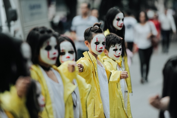 Năm nay, ngày hội biểu diễn và hóa trang dành cho trẻ em mang tên "It's Halloween", được tổ chức tại các tuyến phố đi bộ ở Hà Nội.