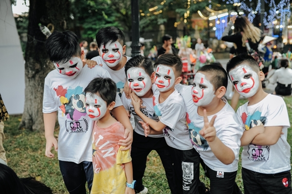 Trẻ nhỏ “dọa ma” người lớn trong lễ hội Halloween lớn nhất Hà Nội