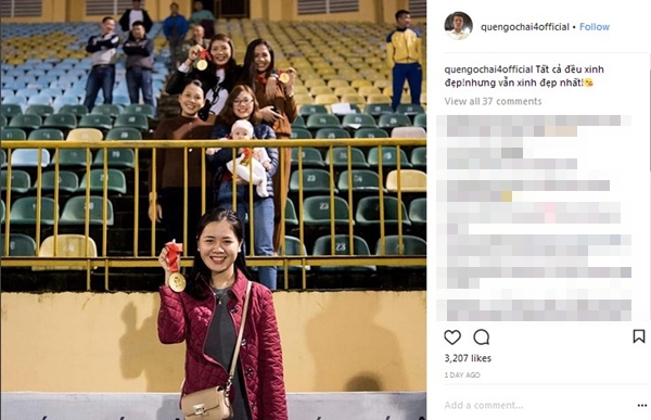 Mới đây, trung vệ người Nghệ An chia sẻ trên Instagram bức ảnh một cô gái cầm trên tay chiếc HCV với dòng trạng thái: "Tất cả đều xinh đẹp nhưng em vẫn xinh đẹp nhất". Người hâm mộ nhận ra đây chính là bạn gái của cầu thủ này.