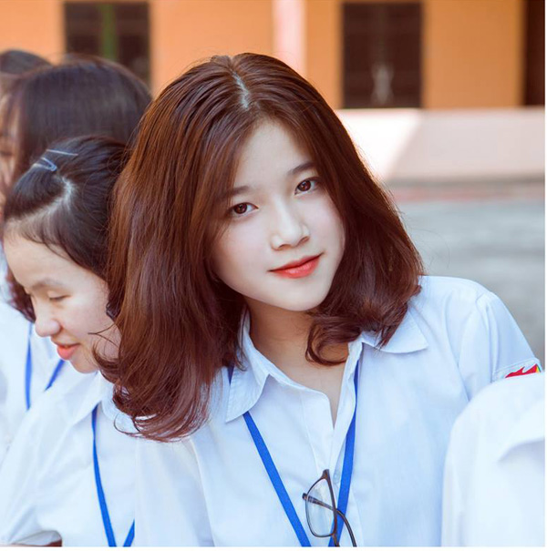 Nữ sinh xinh đẹp này có tên là Vương Khánh Ly, học sinh trường THPT chuyên Hùng Vương (tỉnh Phú Thọ). 