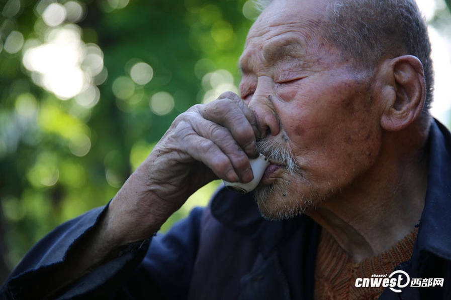 Bí kíp sống thọ của "lão thần tiên" 106 tuổi: Mỗi năm uống gần 100 lít rượu