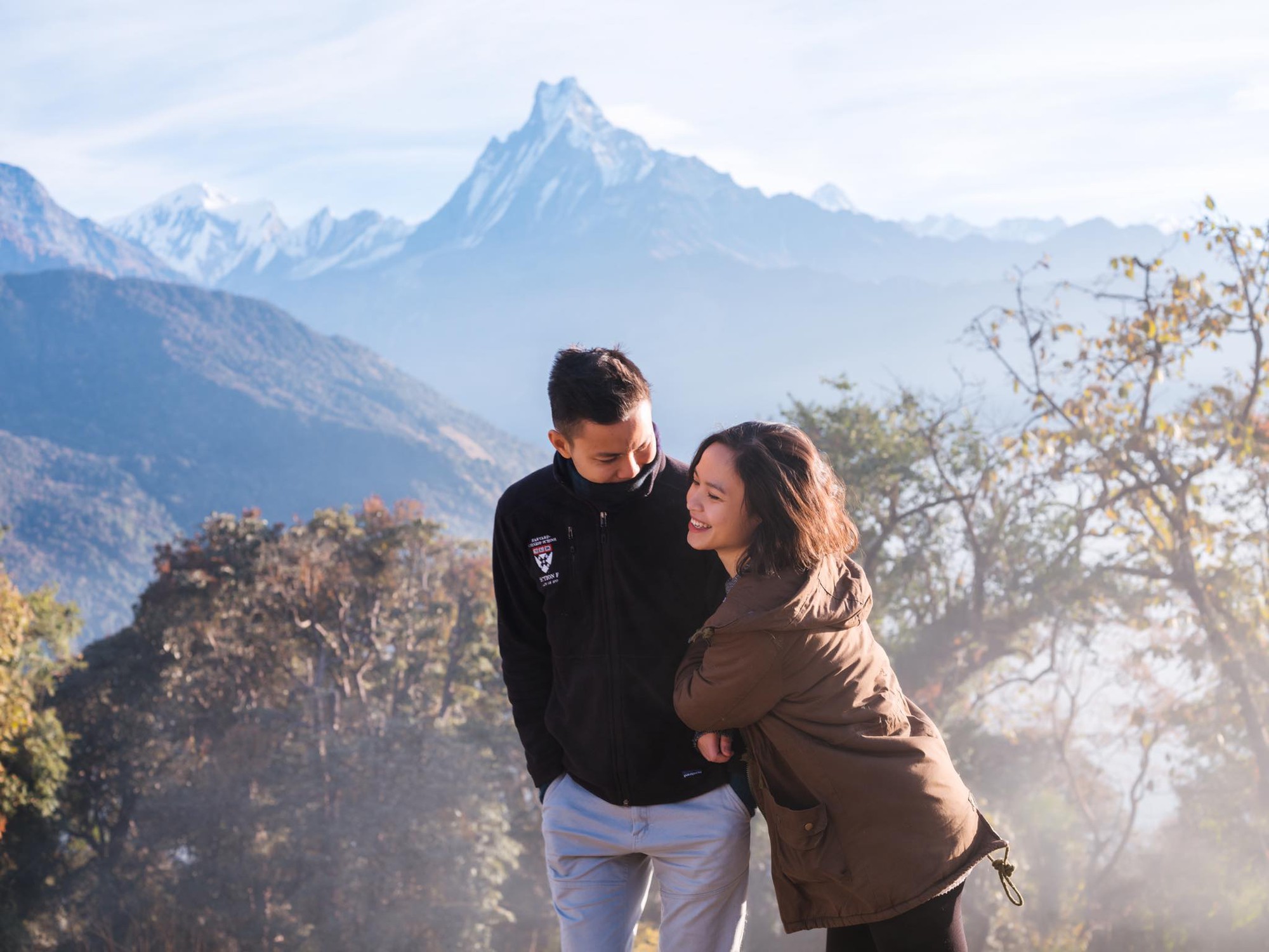 Ghen tỵ với bộ ảnh cưới "tình bể bình" trên núi Nepal của cựu CEO Uber Việt Nam