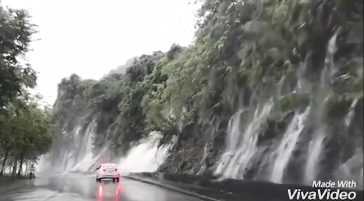 Clip nước lũ đổ như thác xuống đường ở Hà Giang gây chú ý vì cảnh tượng vừa đáng sợ, vừa...kỳ vĩ
